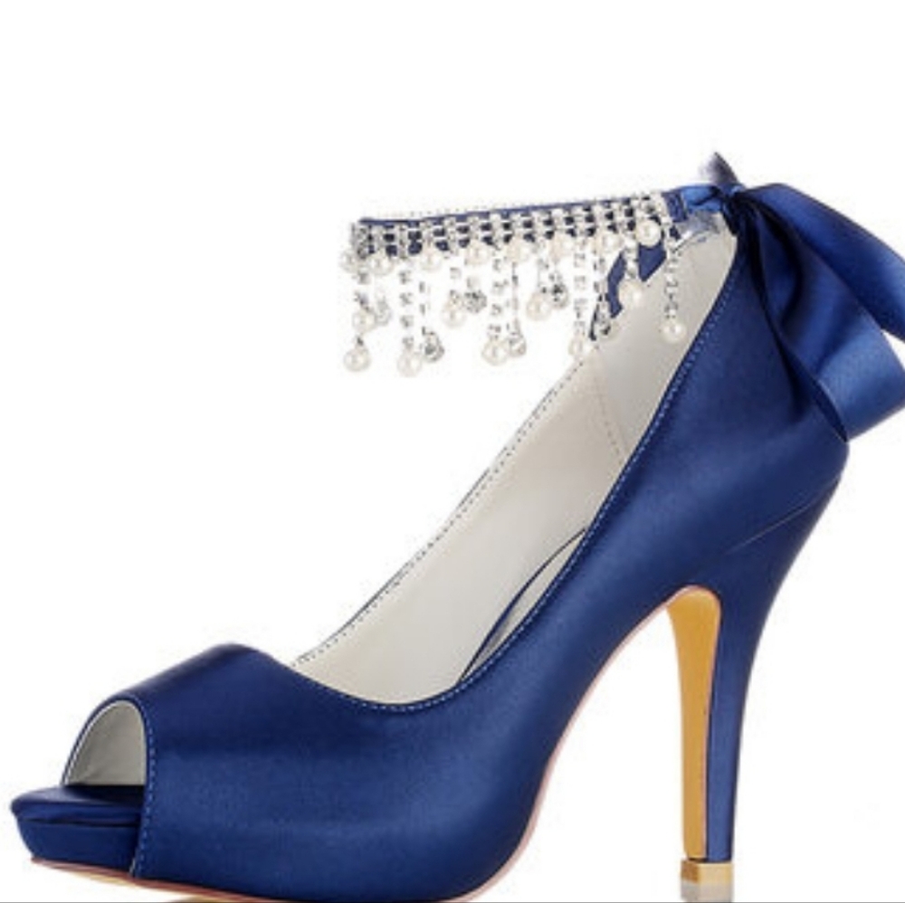 Navy blue shoe size 41. Rinstones the ankle. Ribbon on the heel. Worn once
